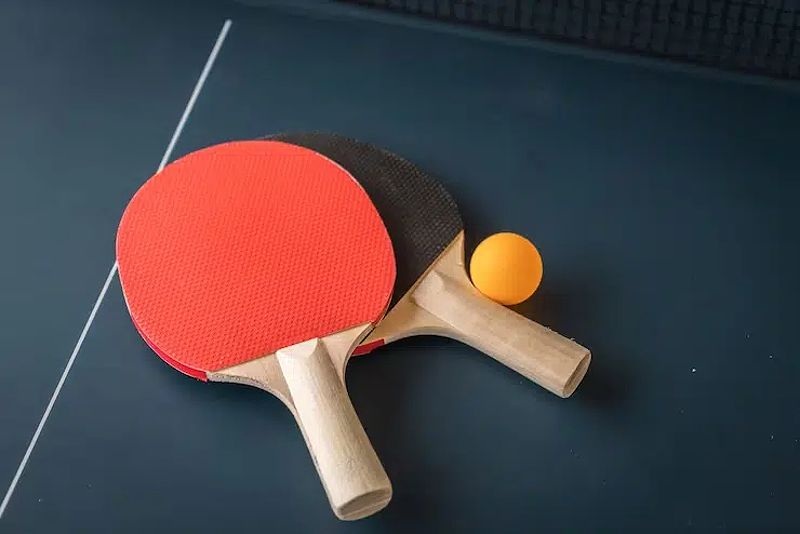 Bet tenis meja yang digunakan dalam permainan