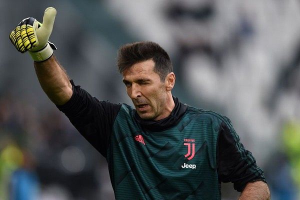 Gianluigi Buffon dalam aksi