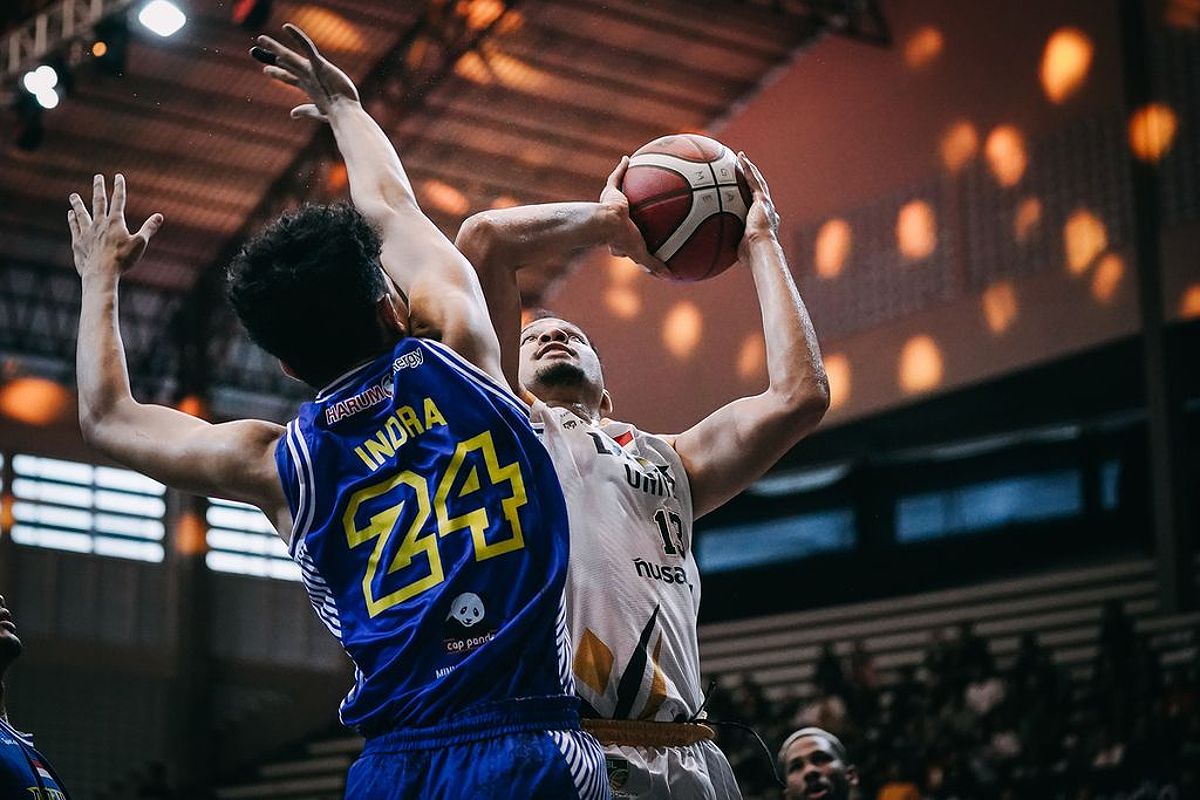 Kaleb Ramot Gemilang berupaya mencetak poin di IBL 2023