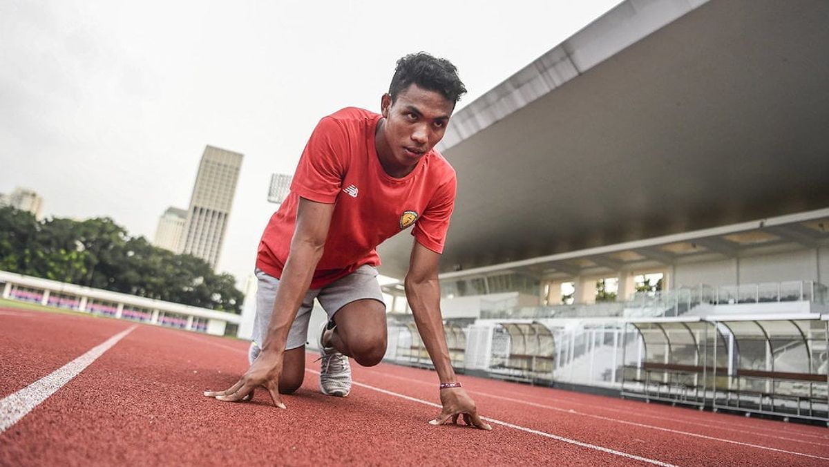 Pelari tim estafet 4x100 meter putra Indonesia Lalu Muhammad Zohri melakukan posisi start saat mengikuti latihan di Stadion Madya, Gelora Bung Karno