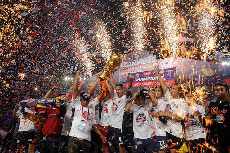 Pemain dan ofisial Arema Cronus mengangkat trofi juara Piala Bhayangkara