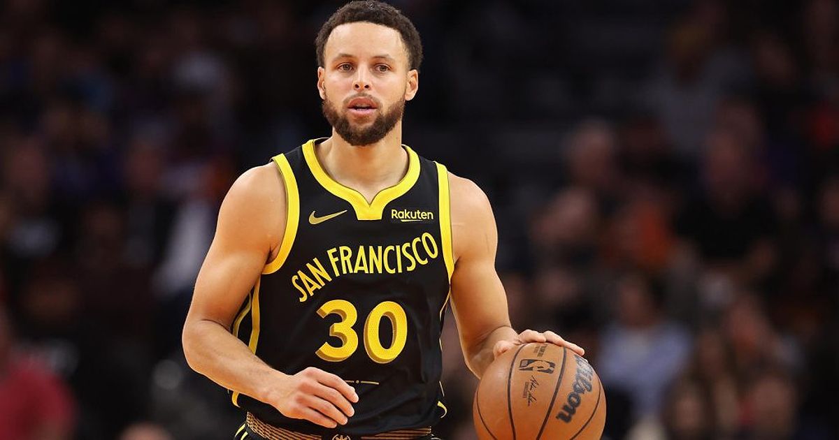 Stephen Curry saat melakukan tembakan