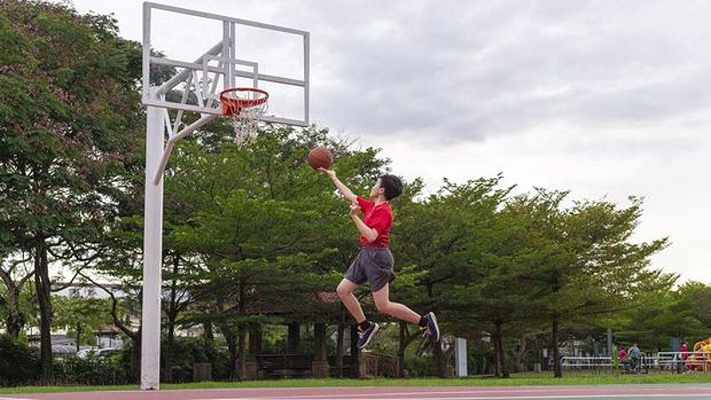 Teknik menembak sambil melayang dalam basket (lay up)