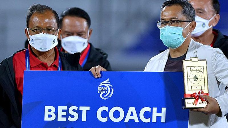 Aji Santoso menerima piala Pelatih Terbaik Liga 1