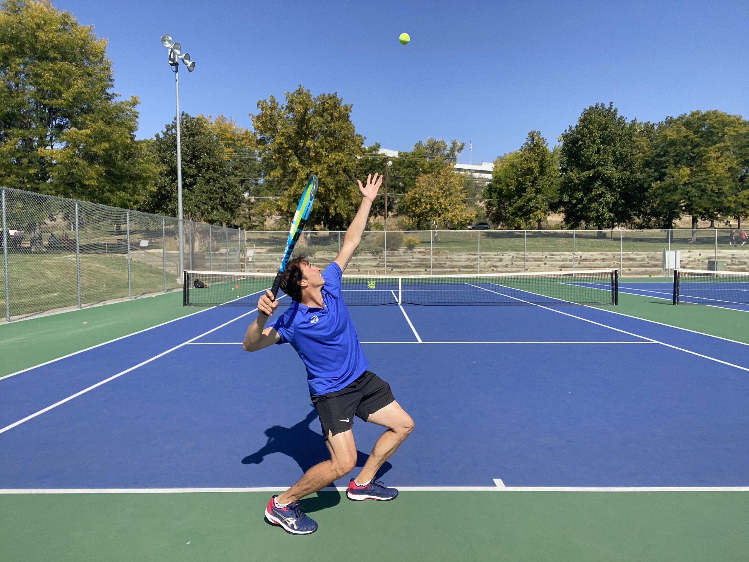 Cara melakukan servis dalam tenis