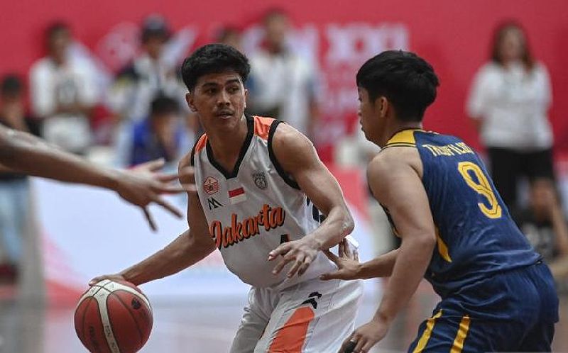 Pemain basket DKI Jakarta Oktora Andhiky beraksi