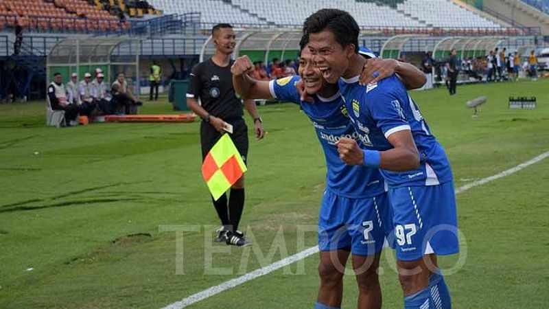 Pemain Persib Bandung merayakan gol