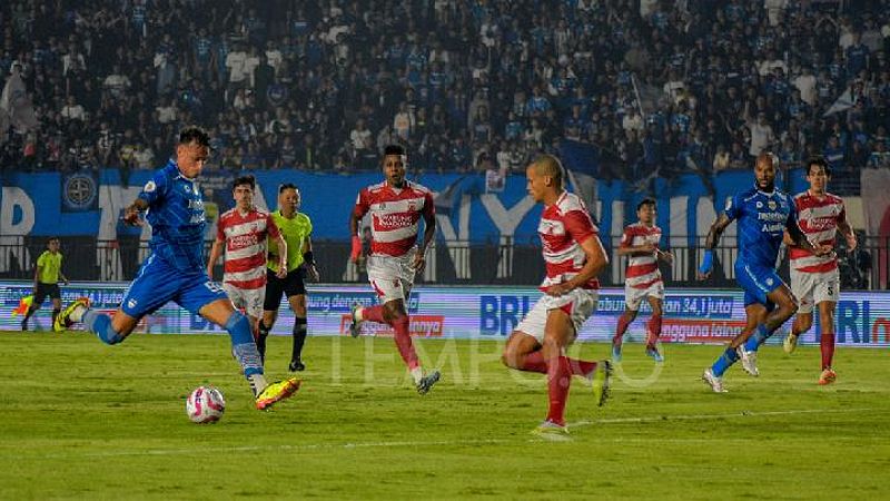 Pemain Persib Bandung, Setafano Beltrame menendang bola