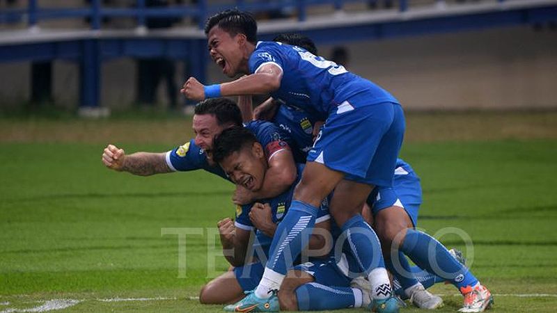 Pemain PSM Makassar merayakan kemenangan